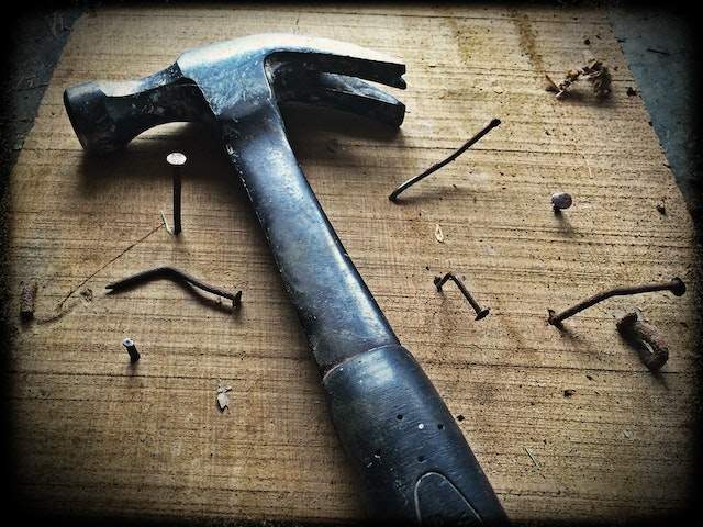 Outil pour démonter une palette : Le marteau